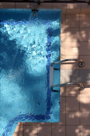 Piscine extérieure, chaises longues