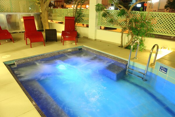 Outdoor pool, pool loungers