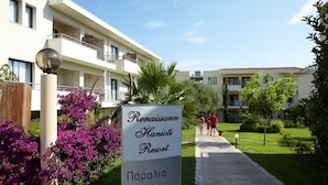 En skylt för Renaissance Hanitaki Resort vid Paraíso Beach.