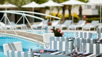 Bar en bord de piscine