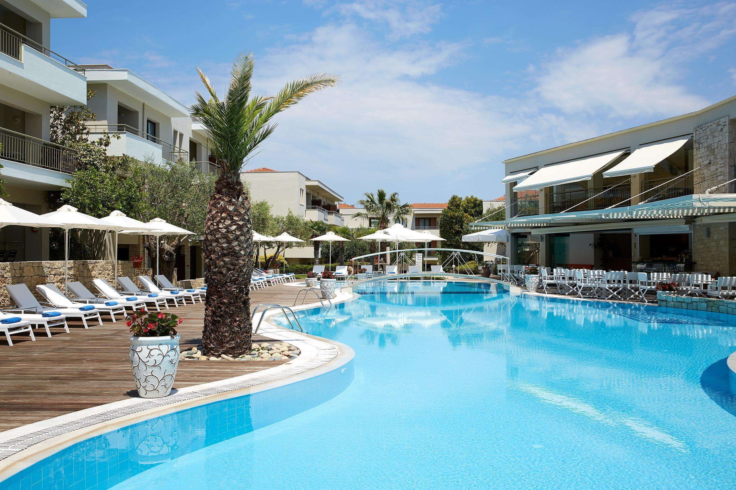 Sæsonbestemt udendørs pool, åben fra kl. 10.00 til kl. 19.00, parasoller