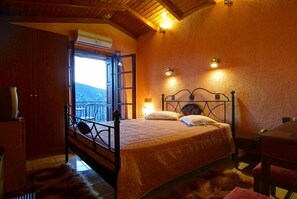 In-room safe, soundproofing, free cots/infant beds, free WiFi - Olympic Hotel (Delphi)