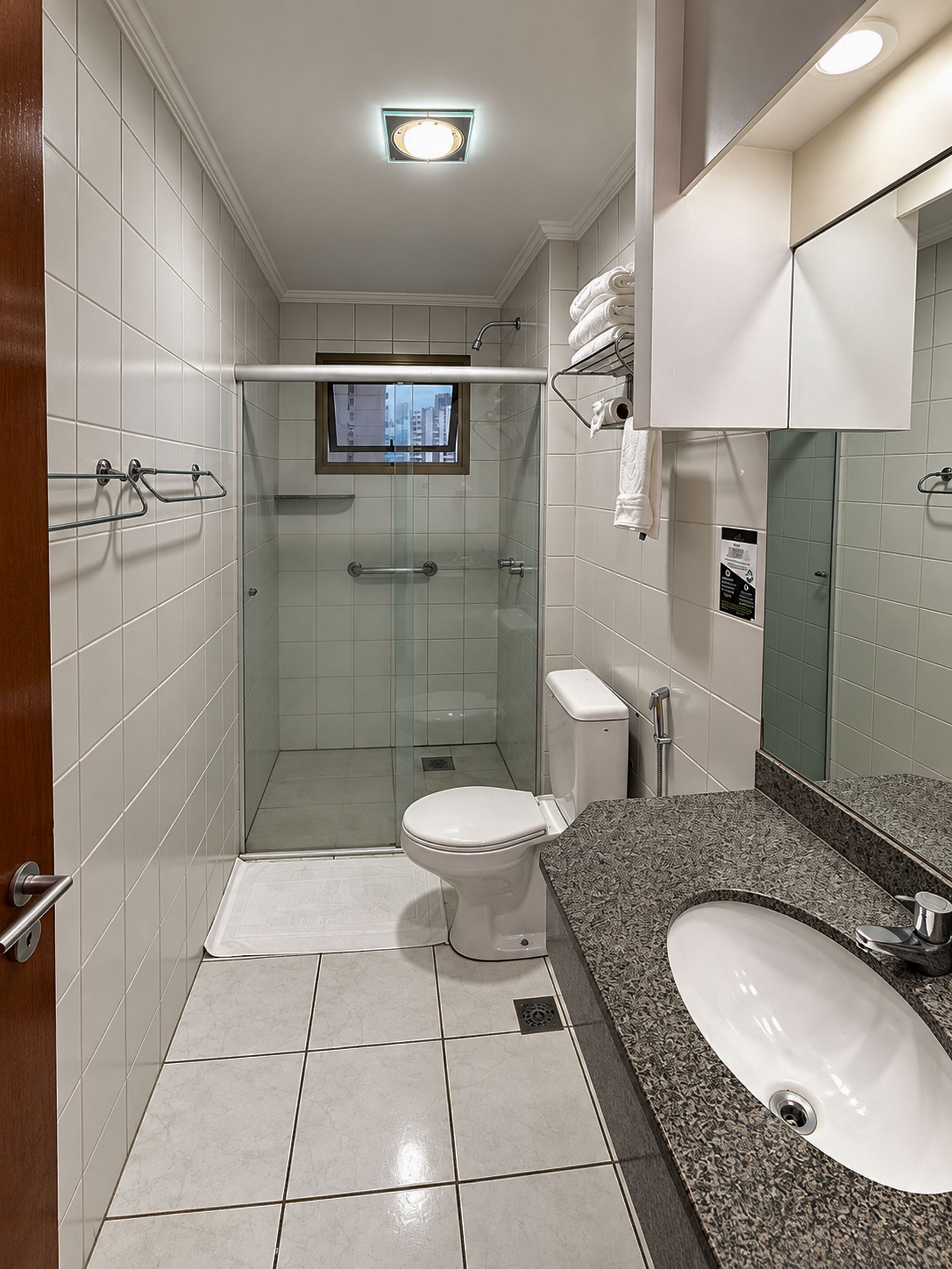 Un baño moderno con ducha, inodoro y lavabo.