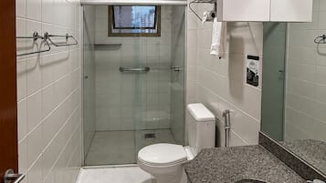 Un baño moderno con ducha, inodoro y lavabo.
