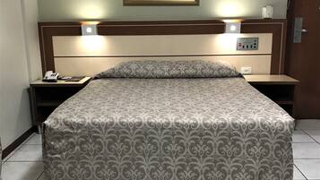 Minibar, caja de seguridad en la habitación y escritorio