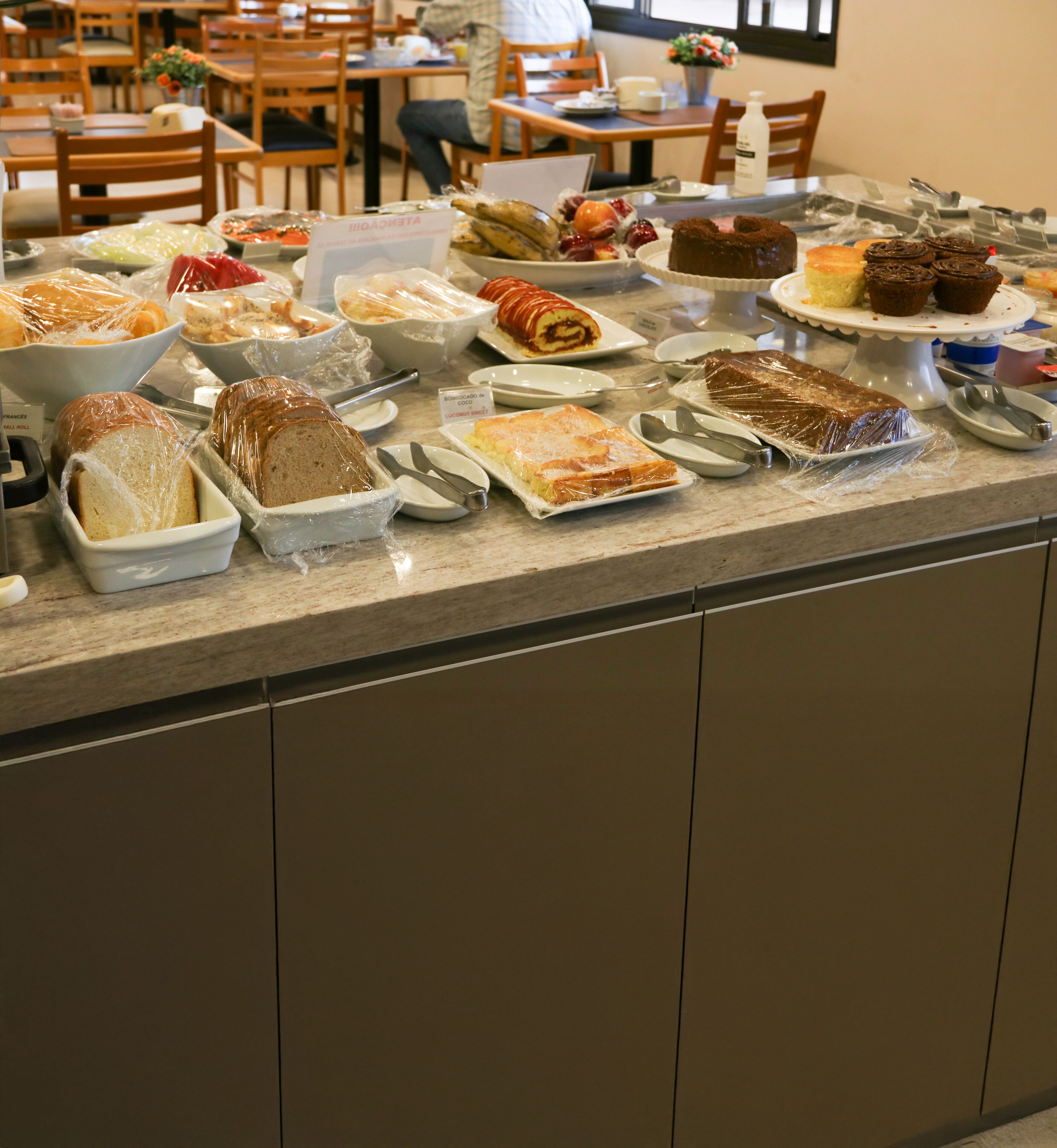 Café da manhã com buffet grátis todos os dias