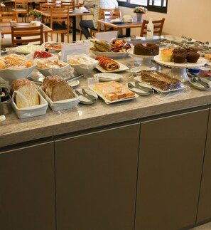 Free daily buffet breakfast  - Brumado Hotel (Campo Grande)