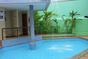 Outdoor pool, pool loungers - Brumado Hotel (Campo Grande)