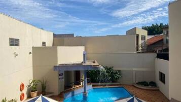 Piscina externa, espreguiçadeiras