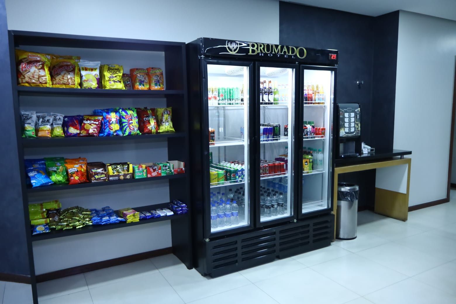 Una máquina expendedora con aperitivos y un refrigerador con bebidas.