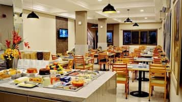 Café da manhã com buffet grátis todos os dias