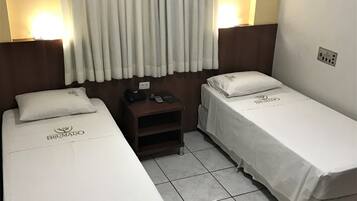 Quarto duplo standard, 2 camas de solteiro | Frigobar, cofres nos quartos, escrivaninha, quartos à prova de som