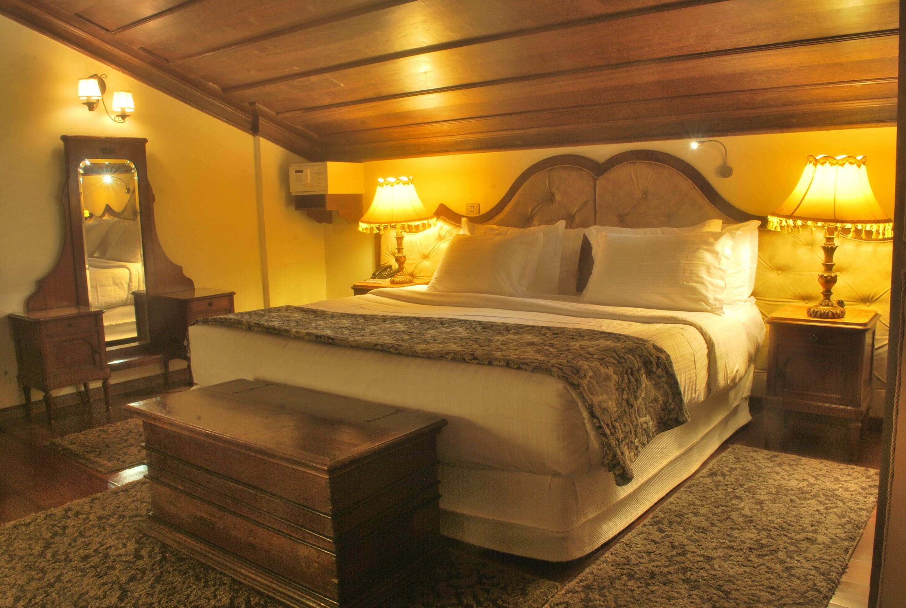 suite (ouro preto) | premium bedding, minibar, in-room safe, desk