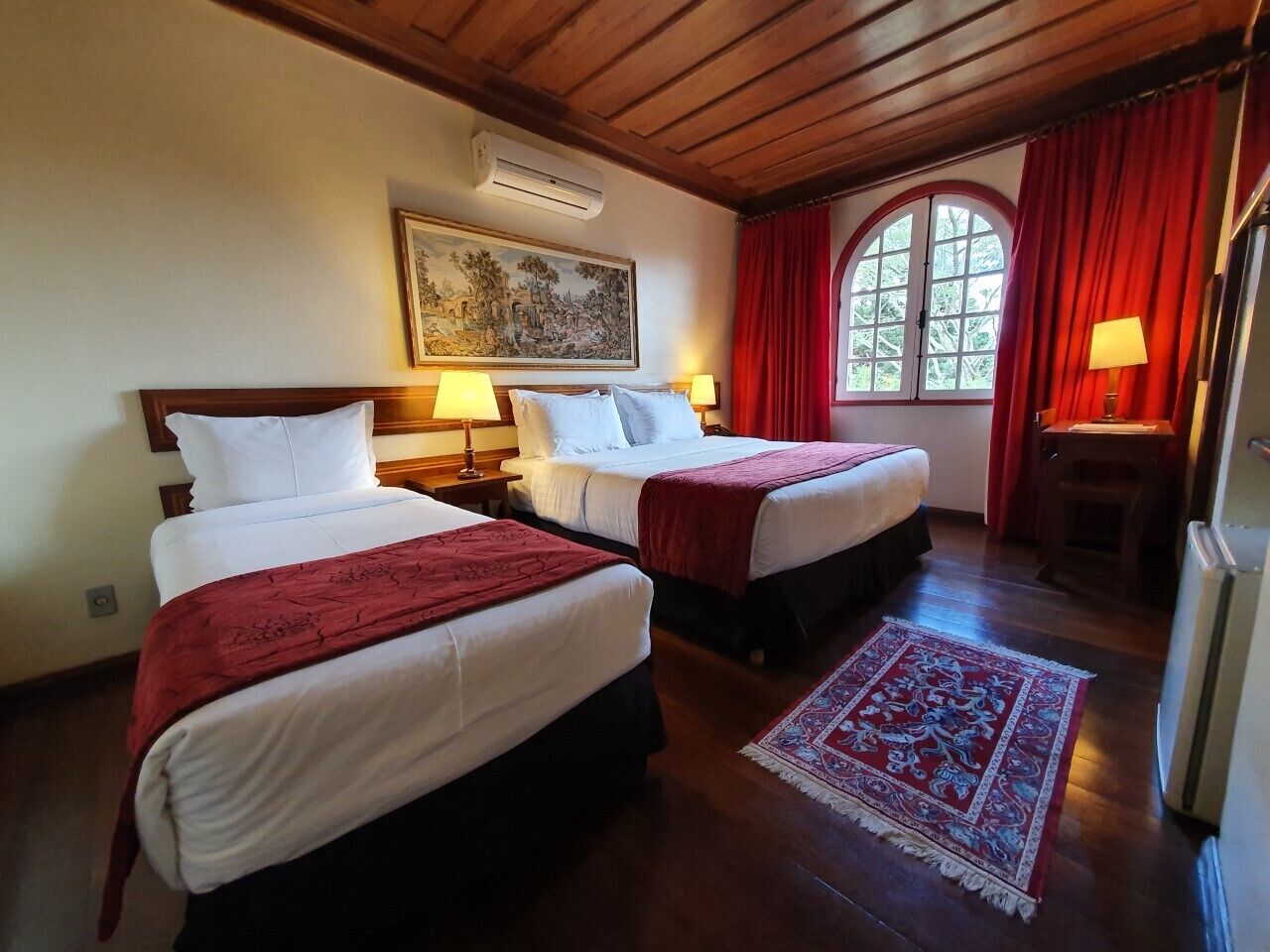 Quarto Deluxe Especial | Frigobar, cofres nos quartos, escrivaninha, cortinas blackout