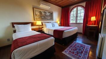 Quarto Deluxe Especial | Frigobar, cofres nos quartos, escrivaninha, cortinas blackout