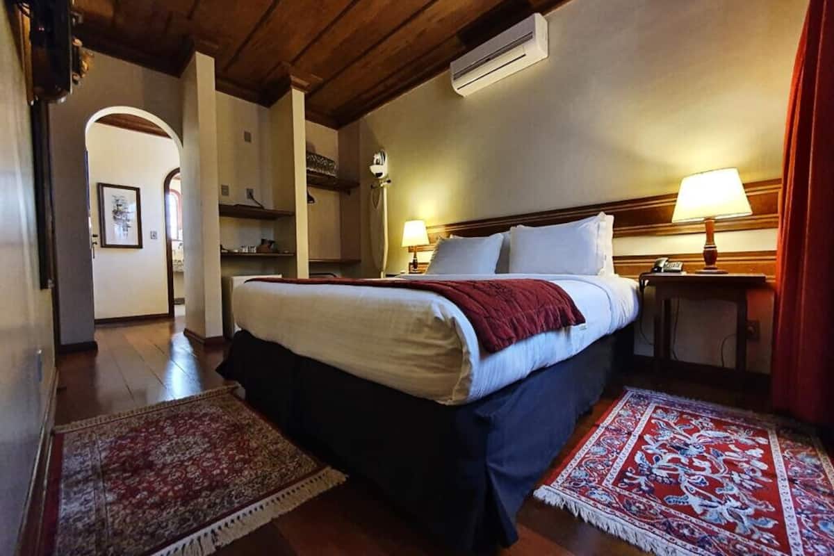 deluxe double or twin room | premium bedding, minibar, in-room safe, desk