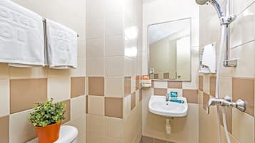 Ducha, artículos de tocador gratuitos, secador de pelo, toallas