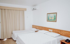 ميني بار ومكتب وستائر تعتيم وتجهيزات عازلة للصوت