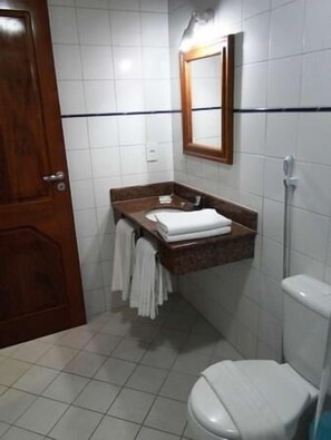 Standard Room (Quintuplo) | Bathroom | Shower, free toiletries, hair dryer, towels