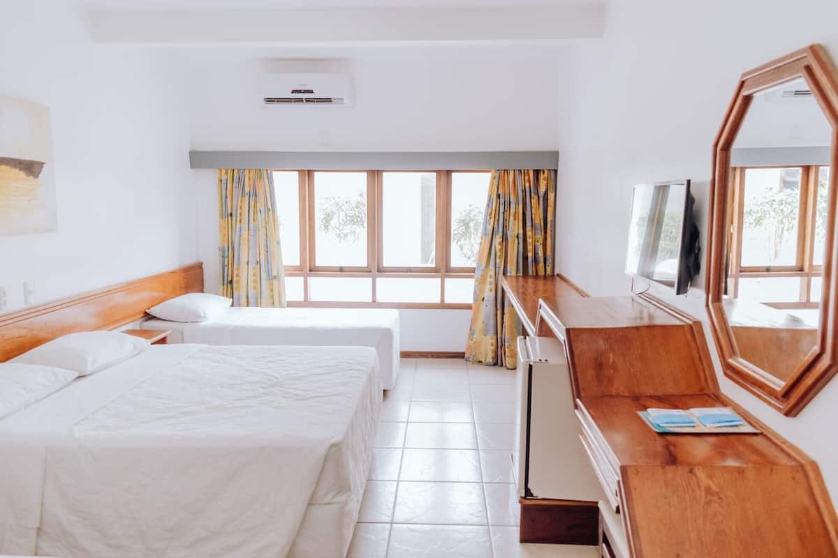 Minibar, escritorio, cortinas blackout y sistema de insonorización