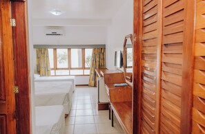 Minibar, Schreibtisch, Verdunkelungsvorhänge, schallisolierte Zimmer