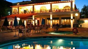 Una piscina al aire libre