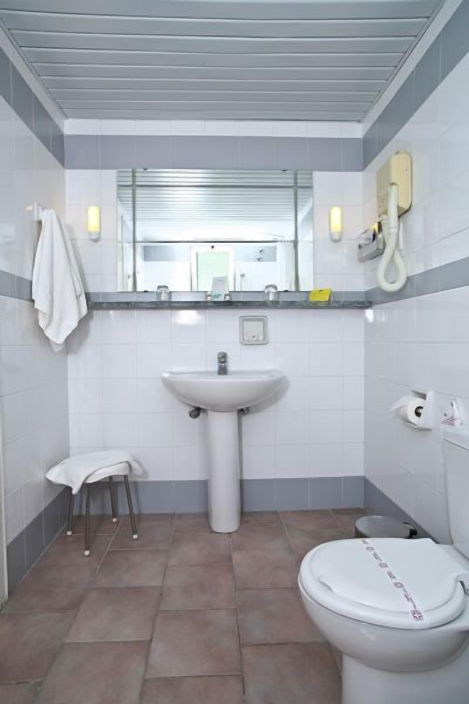 combined shower/bathtub, free toiletries, hair dryer, slippers