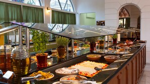 En buffet med forskellige spiser samt en glasafskærmning.