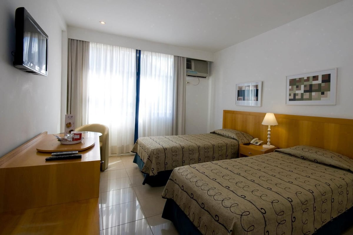 Seprai premium, minibar, brankas, dan meja kerja