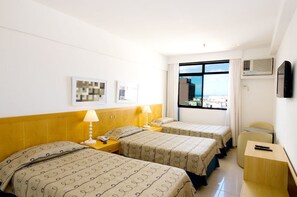 Tremannsrom | Sengetøy av topp kvalitet, minibar, safe på rommet og skrivebord