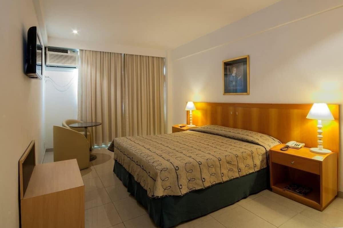 Seprai premium, minibar, brankas, dan meja kerja