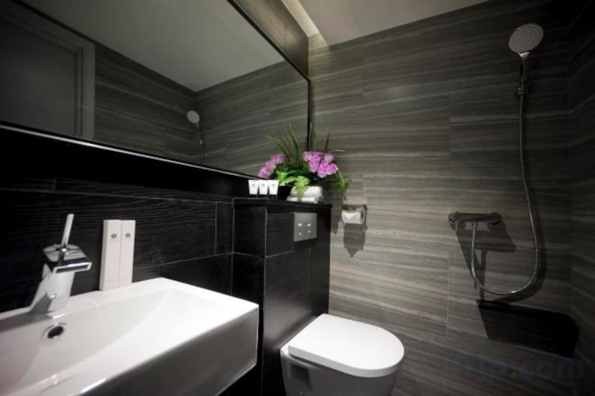 Bathroom | Shower, hair dryer, towels, shampoo