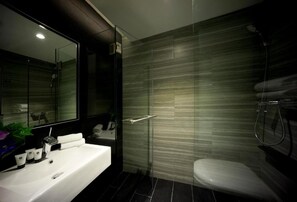 Een douche, een haardroger, handdoeken, shampoo