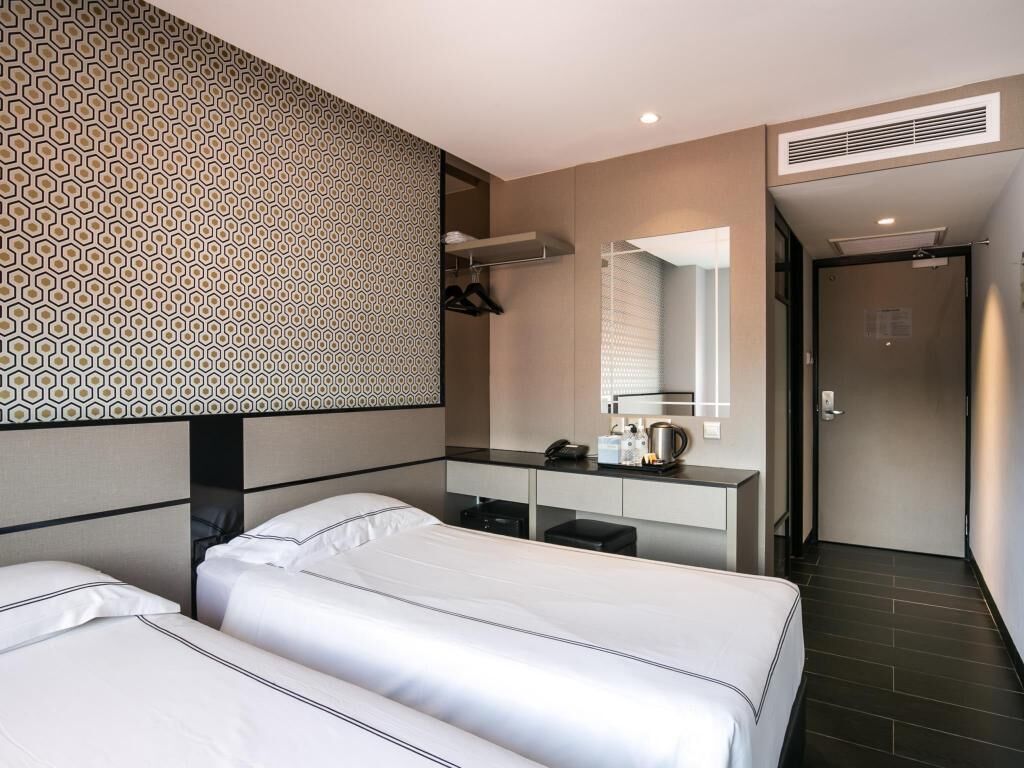 Safe på rommet, skrivebord, blendingsgardiner og strykejern/-brett