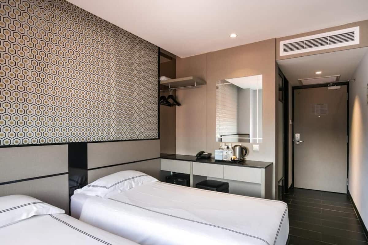 Cofres nos quartos, escrivaninha, cortinas blackout