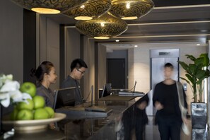 Mostrador para check-in y check-out