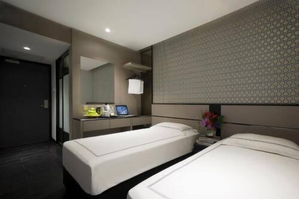 Cofres nos quartos, escrivaninha, cortinas blackout
