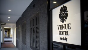 Une enseigne pour l’hôtel Venue, avec un logo et le nom de l’établissement.