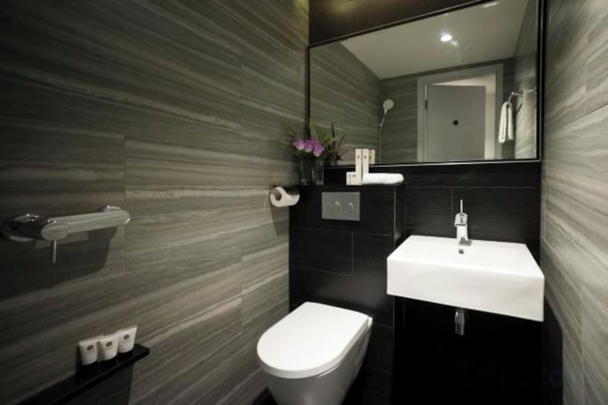 Bathroom | Shower, hair dryer, towels, shampoo