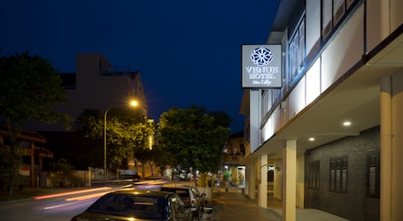 Vista frontal de la propiedad