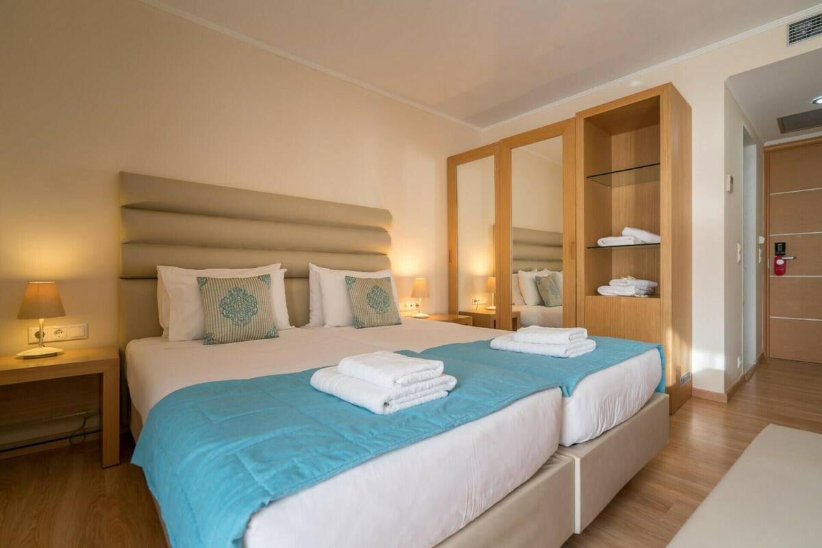 Pillow-top beds, minibar, soundproofing, iron/ironing board (on request)