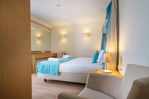 Rom – superior, sjøutsikt | Senger med overmadrass, minibar, lydisolert og strykejern/-brett