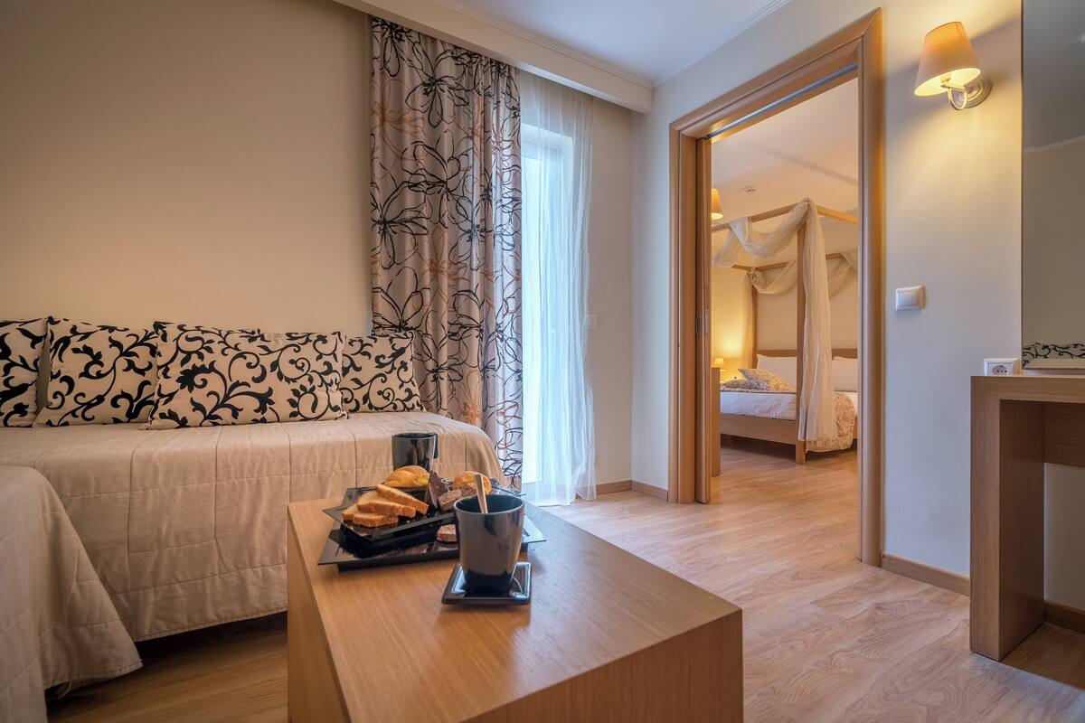 family suite | 1 bedroom, pillow-top beds, minibar, soundproofing