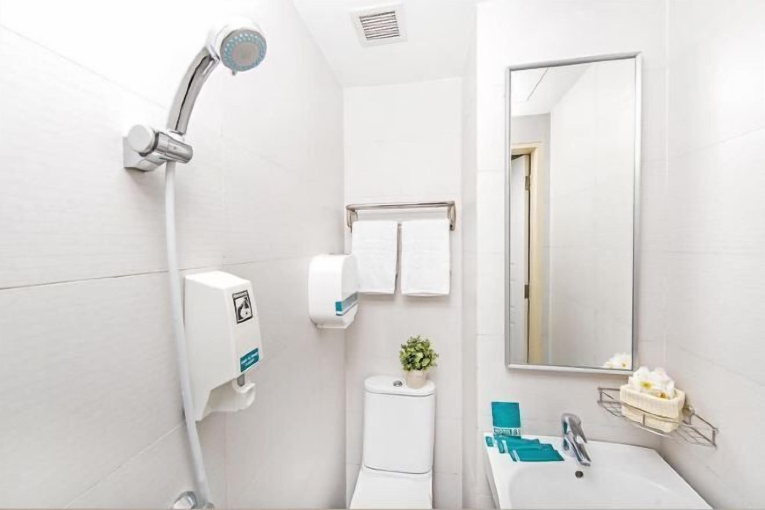 Badezimmer | Dusche, kostenlose Toilettenartikel, Haartrockner, Handtücher