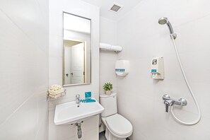 Shower, free toiletries, hair dryer, towels - Hotel 81 Elegance (Singapore)