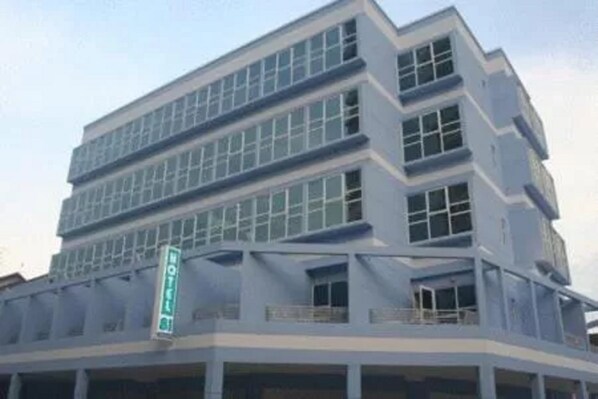 A multi-story hotel with a modern design, featuring large windows and a prominent sign indicating its name. - Hotel 81 Elegance (Singapore)