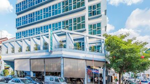 Een hotel met meerdere verdiepingen, met een modern ontwerp, grote ramen en een opvallende entree.