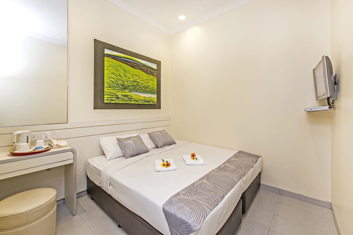 Standard Room, 1 Queen Bed | Free WiFi, bed sheets