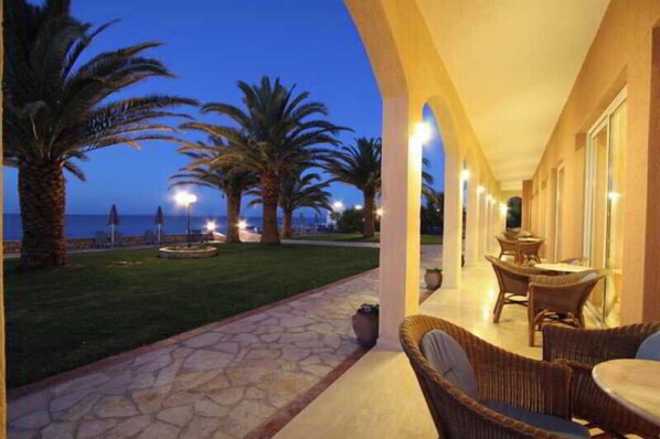 Outdoor dining - Zakantha Beach (Zakynthos)