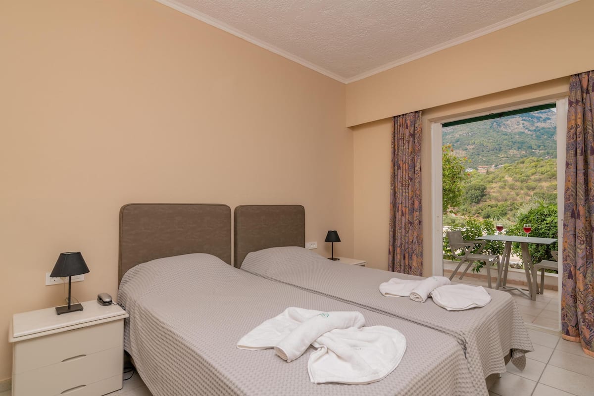 Standard Double Room, Garden View | Minibar, soundproofing, free WiFi, bed sheets